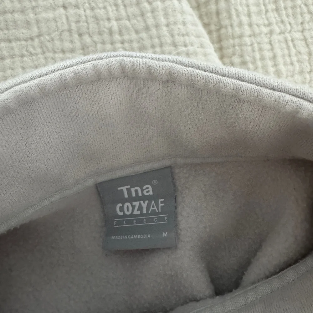 Aritzia TNA COZY AF Cropped 1/4 Zip Sweatshirt - Picture 6 of 9